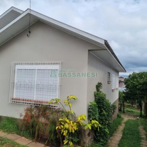 Casa com 220m², 3 dormitórios, 2 vagas, no bairro Kayser em Caxias do Sul para Comprar