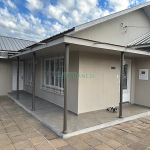 Casa com 220m², 4 dormitórios, 2 vagas, no bairro Kayser em Caxias do Sul para Comprar