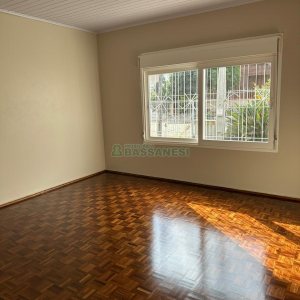 Casa com 220m², 4 dormitórios, 2 vagas, no bairro Kayser em Caxias do Sul para Comprar
