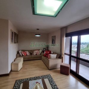 Casa com 255m², 4 dormitórios, 4 vagas, no bairro Diamantino em Caxias do Sul para Comprar