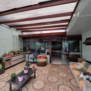 Casa com 255m², 4 dormitórios, 4 vagas, no bairro Diamantino em Caxias do Sul para Comprar