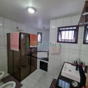 Casa com 255m², 4 dormitórios, 4 vagas, no bairro Diamantino em Caxias do Sul para Comprar