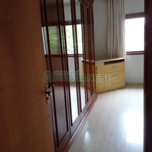 Casa com 140m², 4 dormitórios, 2 vagas, no bairro Petrópolis em Caxias do Sul para Comprar