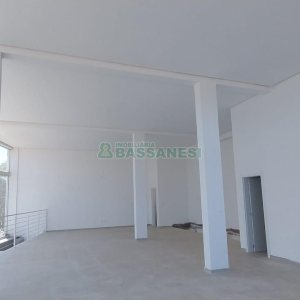 Loja com 322m², 5 vagas, no bairro Desvio Rizzo em Caxias do Sul para Alugar