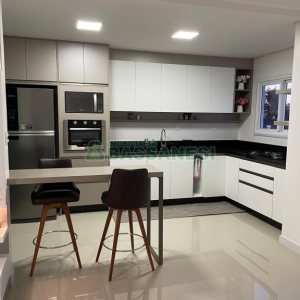 Apartamento com 88m², 2 dormitórios, 2 vagas, no bairro Vinhedos em Caxias do Sul para Comprar