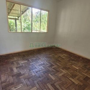 Casa com 63m², 3 dormitórios, 1 vaga, no bairro Cruzeiro em Caxias do Sul para Comprar