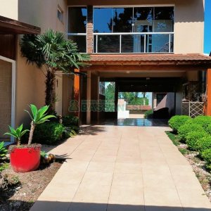 Casa com 400m², 3 dormitórios, 2 vagas, no bairro Vila Hipica em Caxias do Sul para Comprar