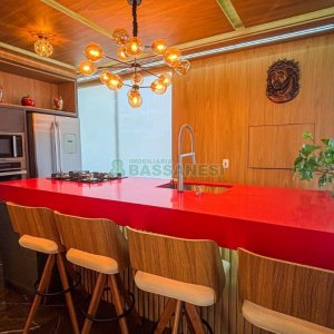 Casa com 400m², 3 dormitórios, 2 vagas, no bairro Vila Hipica em Caxias do Sul para Comprar