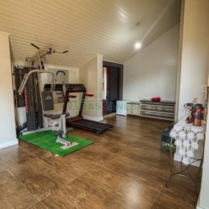 Casa com 400m², 3 dormitórios, 2 vagas, no bairro Vila Hipica em Caxias do Sul para Comprar