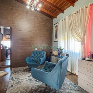 Casa com 400m², 3 dormitórios, 2 vagas, no bairro Vila Hipica em Caxias do Sul para Comprar