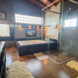 Casa com 400m², 3 dormitórios, 2 vagas, no bairro Vila Hipica em Caxias do Sul para Comprar