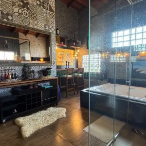 Casa com 400m², 3 dormitórios, 2 vagas, no bairro Vila Hipica em Caxias do Sul para Comprar