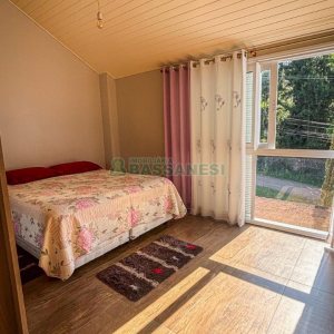 Casa com 400m², 3 dormitórios, 2 vagas, no bairro Vila Hipica em Caxias do Sul para Comprar