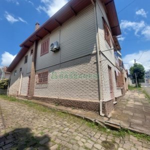 Casa com 178m², 3 dormitórios, 1 vaga, no bairro Pio X em Caxias do Sul para Comprar
