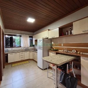 Casa com 630m², 3 dormitórios, 4 vagas, no bairro São Cristóvão em Caxias do Sul para Comprar