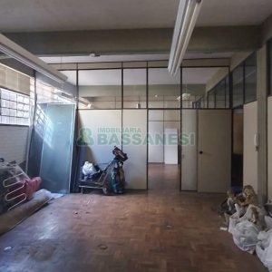 Pavilhão com 450m², no bairro Pio X em Caxias do Sul para Alugar