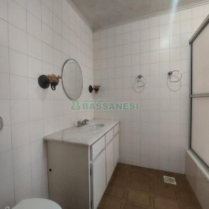 Casa Mobiliada com 370m², 5 dormitórios, 4 vagas, no bairro Nossa Senhora de Lourdes em Caxias do Sul para Alugar