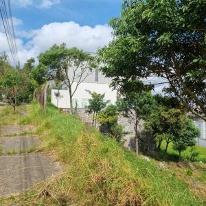 Terreno com 411m², no bairro Cinqüentenário em Caxias do Sul para Comprar