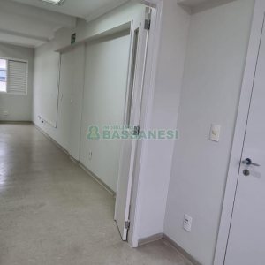 Sala com 61m², no bairro Centro em Caxias do Sul para Alugar