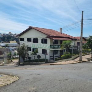 Casa com 389m², 6 dormitórios, no bairro Universitário em Caxias do Sul para Comprar