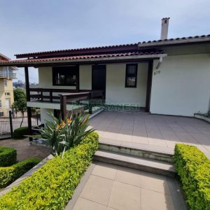 Casa com 389m², 6 dormitórios, no bairro Universitário em Caxias do Sul para Comprar