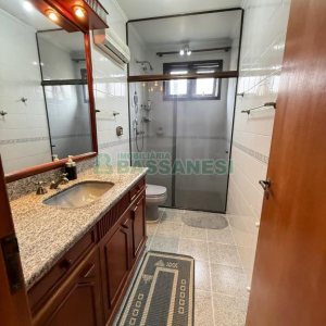 Casa com 389m², 6 dormitórios, no bairro Universitário em Caxias do Sul para Comprar