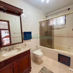 Casa com 389m², 6 dormitórios, no bairro Universitário em Caxias do Sul para Comprar