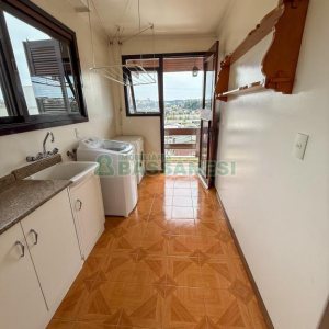 Casa com 389m², 6 dormitórios, no bairro Universitário em Caxias do Sul para Comprar