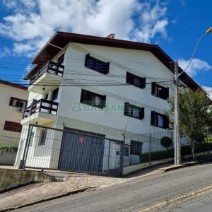 Casa com 389m², 6 dormitórios, no bairro Universitário em Caxias do Sul para Comprar