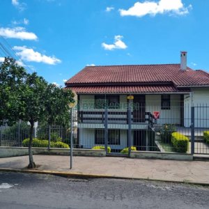 Casa com 389m², 6 dormitórios, no bairro Universitário em Caxias do Sul para Comprar