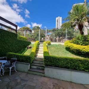 Casa com 389m², 6 dormitórios, no bairro Universitário em Caxias do Sul para Comprar