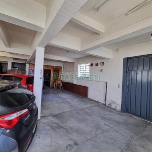 Casa com 389m², 6 dormitórios, no bairro Universitário em Caxias do Sul para Comprar