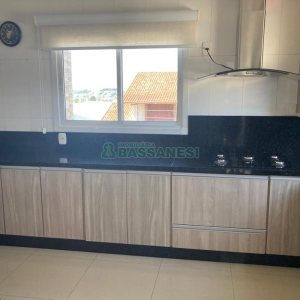 Casa com 403m², 3 dormitórios, 1 vaga, no bairro Charqueadas em Caxias do Sul para Comprar
