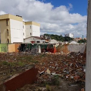 Terreno com 383m², no bairro Cinqüentenário em Caxias do Sul para Comprar