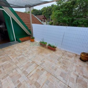 Casa com 450m², 5 dormitórios, 2 vagas, no bairro Centro em Caxias do Sul para Comprar