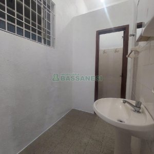 Pavilhão com 300m², no bairro De Lazzer em Caxias do Sul para Alugar