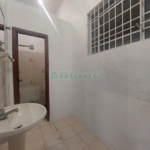 Pavilhão com 300m², no bairro De Lazzer em Caxias do Sul para Alugar