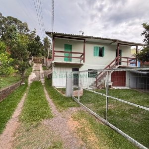 Casa com 42m², 1 dormitório, 1 vaga, no bairro Centenário em Caxias do Sul para Alugar