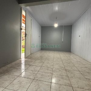 Casa com 42m², 1 dormitório, 1 vaga, no bairro Centenário em Caxias do Sul para Alugar