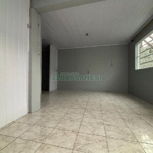 Casa com 42m², 1 dormitório, 1 vaga, no bairro Centenário em Caxias do Sul para Alugar