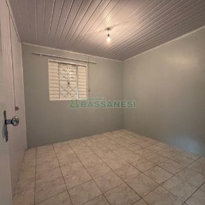 Casa com 42m², 1 dormitório, 1 vaga, no bairro Centenário em Caxias do Sul para Alugar