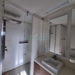 Apto Mobiliado com 84m², 1 dormitório, 2 vagas, no bairro Centro em Caxias do Sul para Alugar