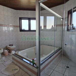 Casa com 500m², 4 dormitórios, 4 vagas, no bairro Esplanada em Caxias do Sul para Comprar