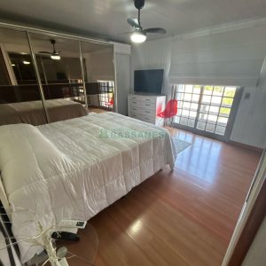 Casa com 221m², 3 dormitórios, 3 vagas, no bairro Petrópolis em Caxias do Sul para Comprar