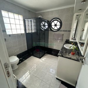 Casa com 221m², 3 dormitórios, 3 vagas, no bairro Petrópolis em Caxias do Sul para Comprar