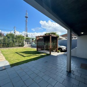 Casa com 221m², 3 dormitórios, 3 vagas, no bairro Petrópolis em Caxias do Sul para Comprar