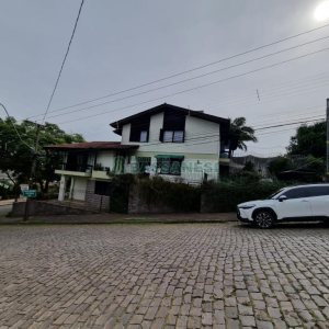 Casa com 304m², 4 dormitórios, no bairro Cinqüentenário em Caxias do Sul para Comprar