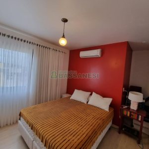 Casa com 304m², 4 dormitórios, no bairro Cinqüentenário em Caxias do Sul para Comprar