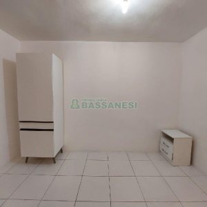 Kitinete Mobiliado com 40m², 1 dormitório, no bairro Centro em Caxias do Sul para Alugar