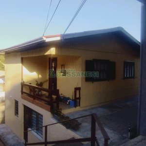 Casa com 60m², 3 dormitórios, 4 vagas, no bairro Desvio Rizzo em Caxias do Sul para Comprar